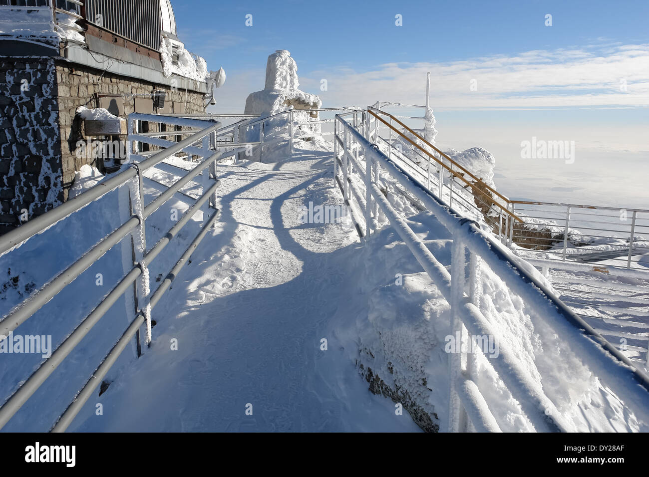 Blick auf die Berge Horizont und Liftstation Lomnicky Stit. Tatranska Lomnica, Slowakei. Stockfoto