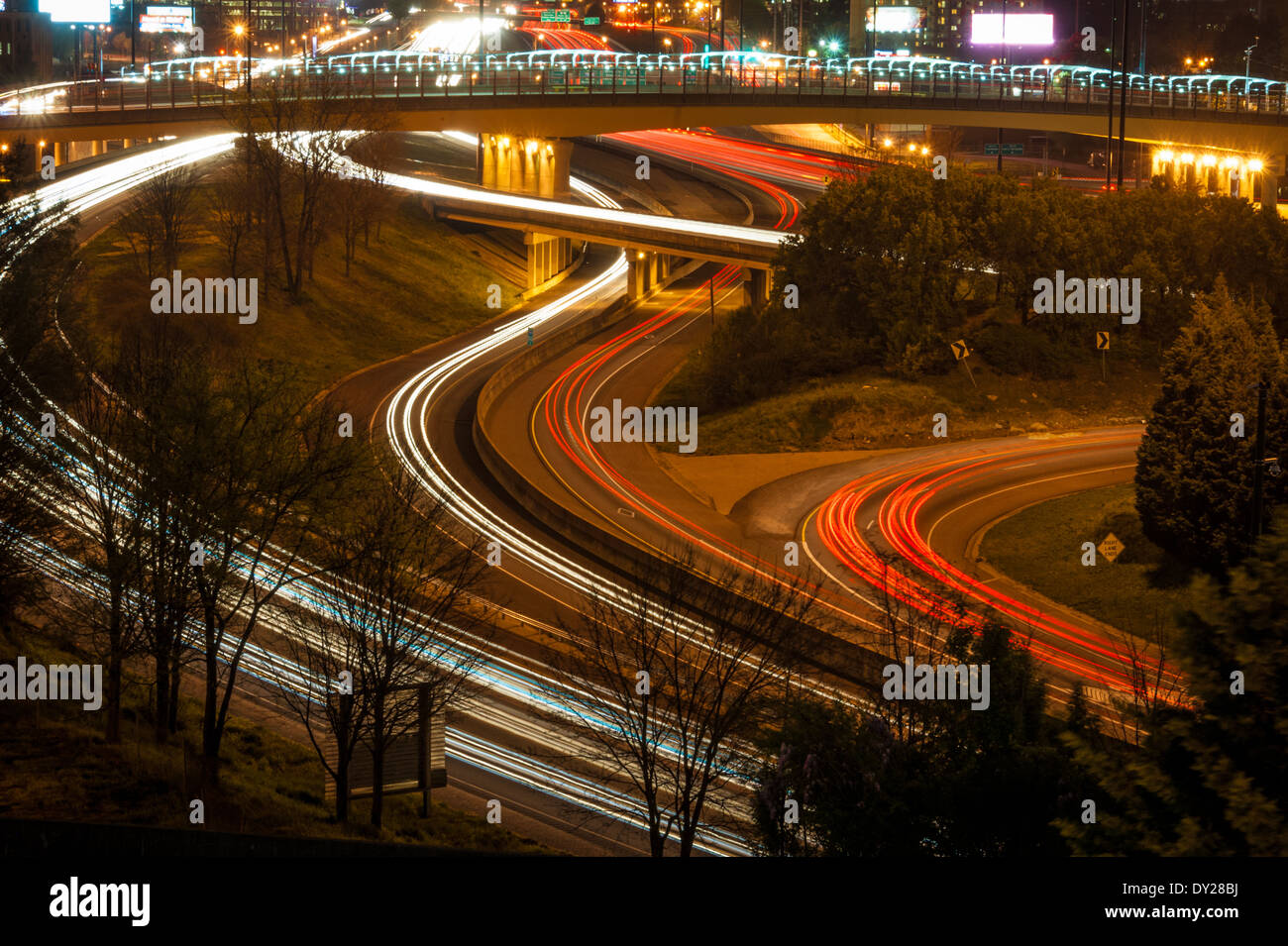 Scheinwerfer und Rückleuchten malen beleuchteten Striche in dieser nächtlichen Szene von Atlanta, Georgia-Verkehr. USA. Stockfoto