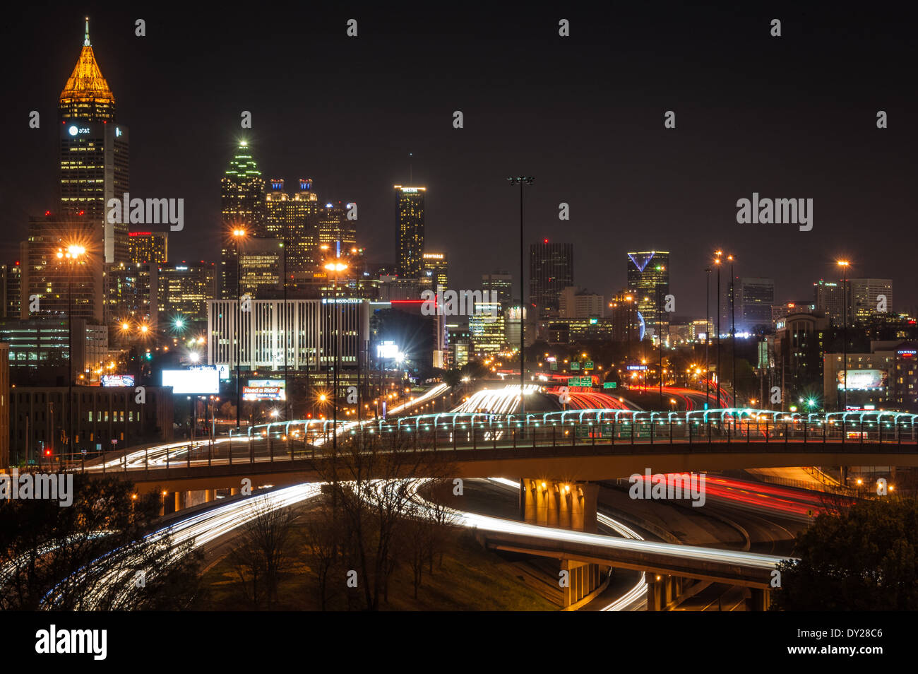Nachtansicht von Atlanta, George Stadtbild Skyline über den verschwommenen Scheinwerfern und Rückleuchten des abendlichen Verkehr. Stockfoto
