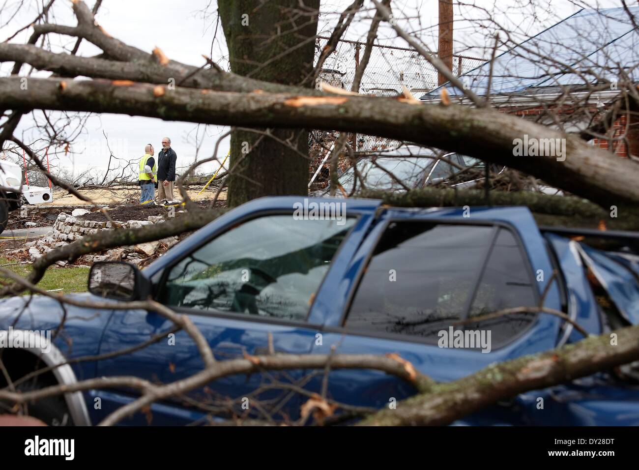 St Louis. 3. April 2014. Zwei Männer sprechen neben ein beschädigtes Auto, nachdem ein Tornado strike in West St. Louis, USA am 3. April 2014. Bildnachweis: Ting Shen/Xinhua/Alamy Live-Nachrichten Stockfoto