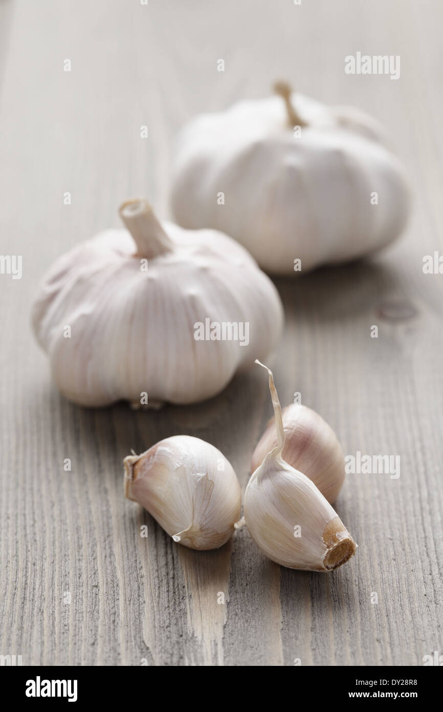 Knoblauch auf Holztisch, rustikalen Stil Stockfoto