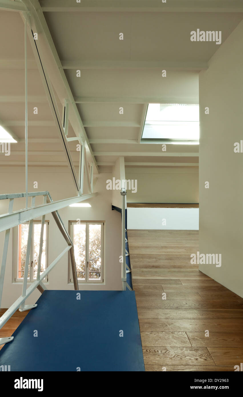 moderne, Designerwohnung mit Zwischengeschoss Stockfoto