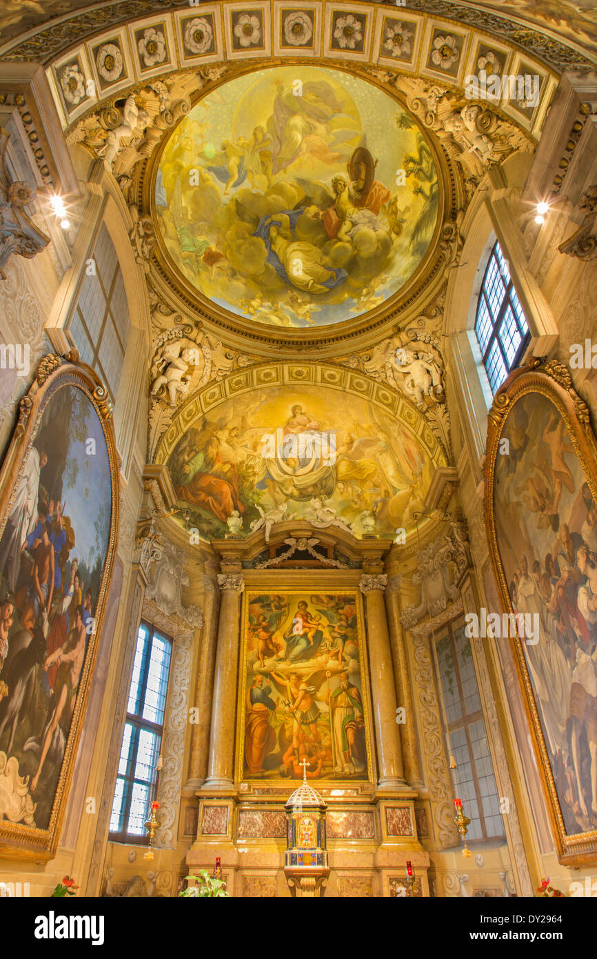 BOLOGNA, Italien - 17. März 2014: Presbyterium und der Hauptaltar der Kirche San Michele in Bosco Stockfoto