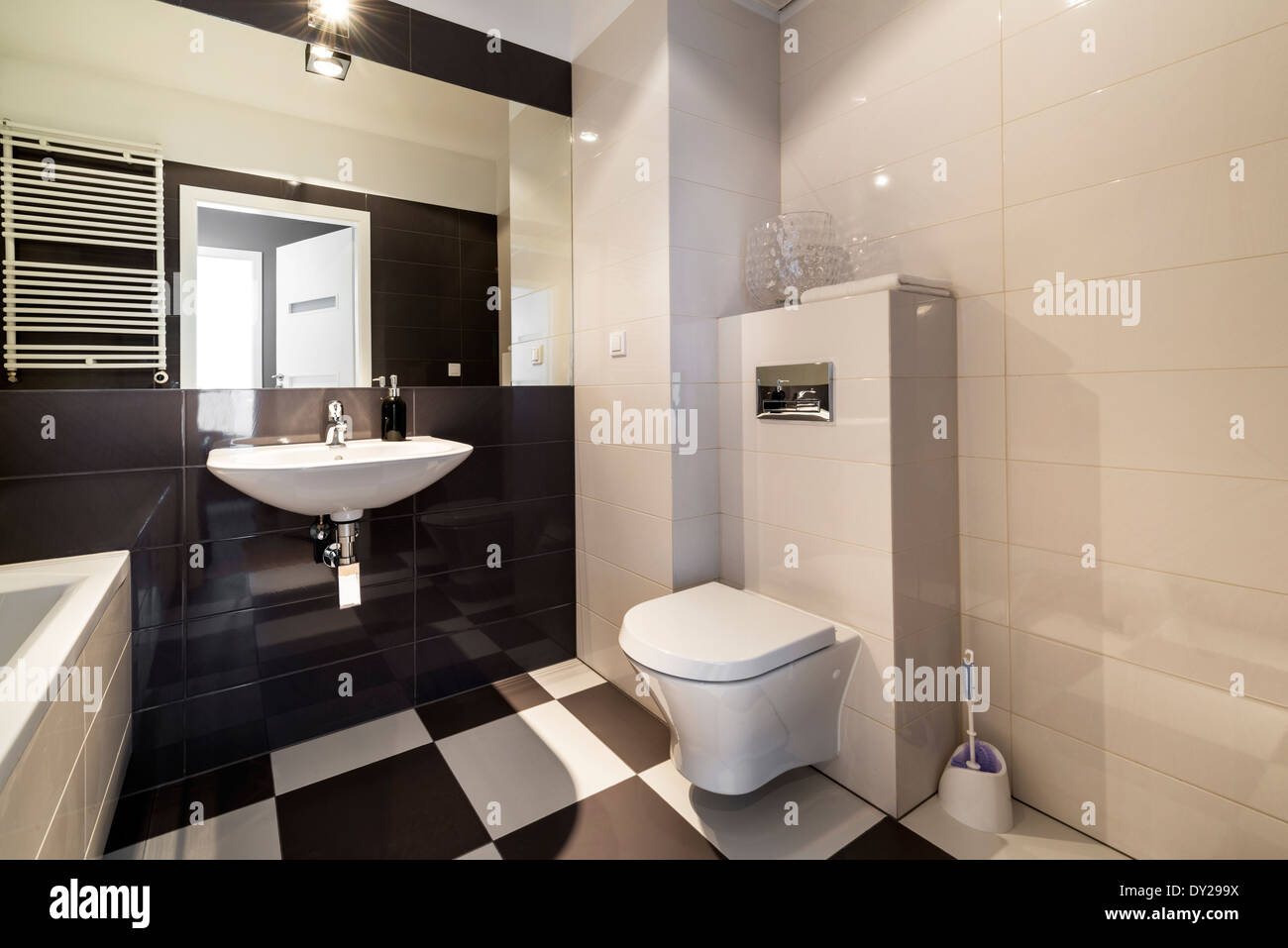 Modernes Bad Mit Badewanne In Beige Farbe Stockfotografie Alamy