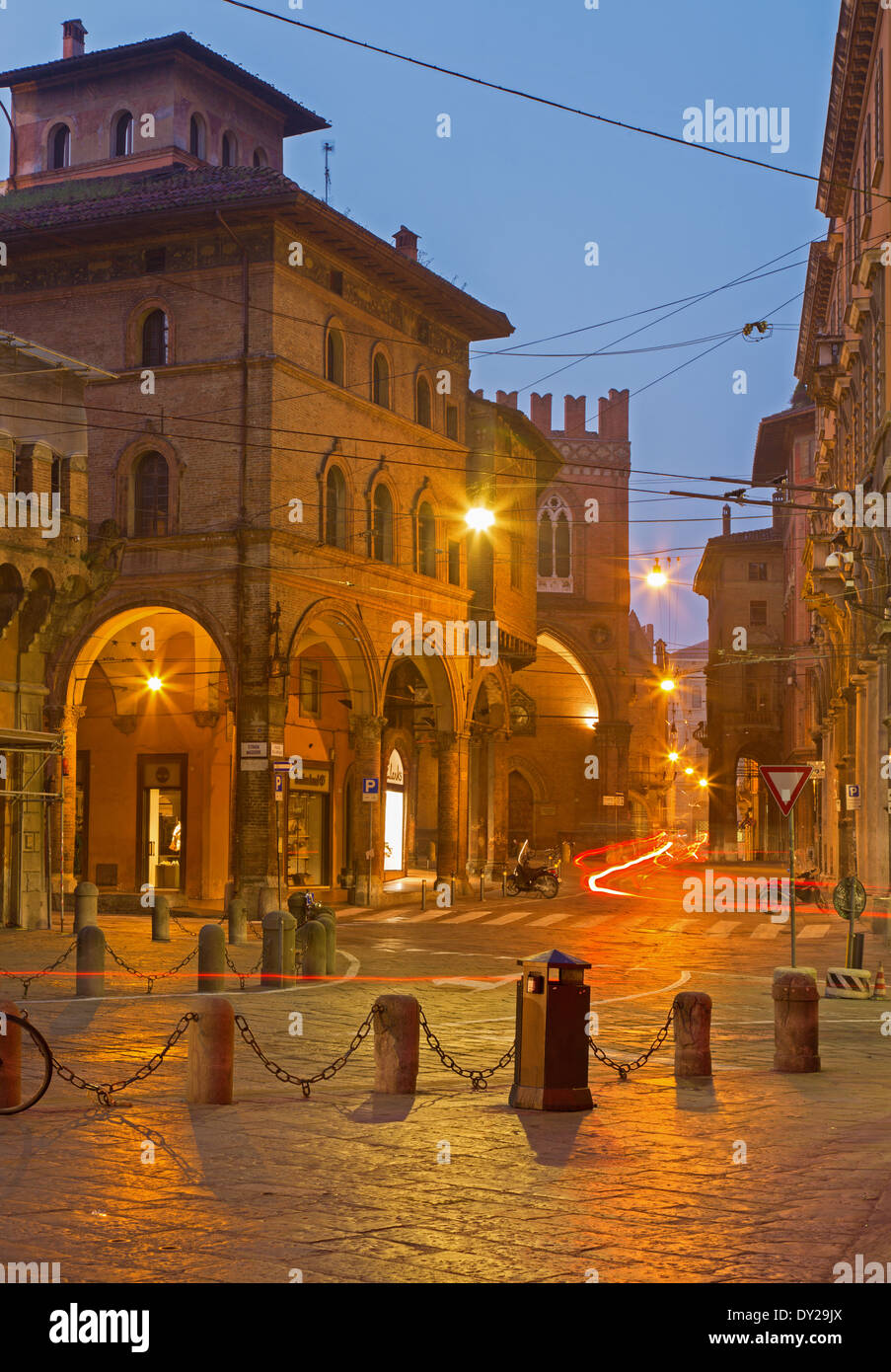 Bologna - Blick auf Piazza della Mercanzia in Morgen-Dämmerung. Stockfoto