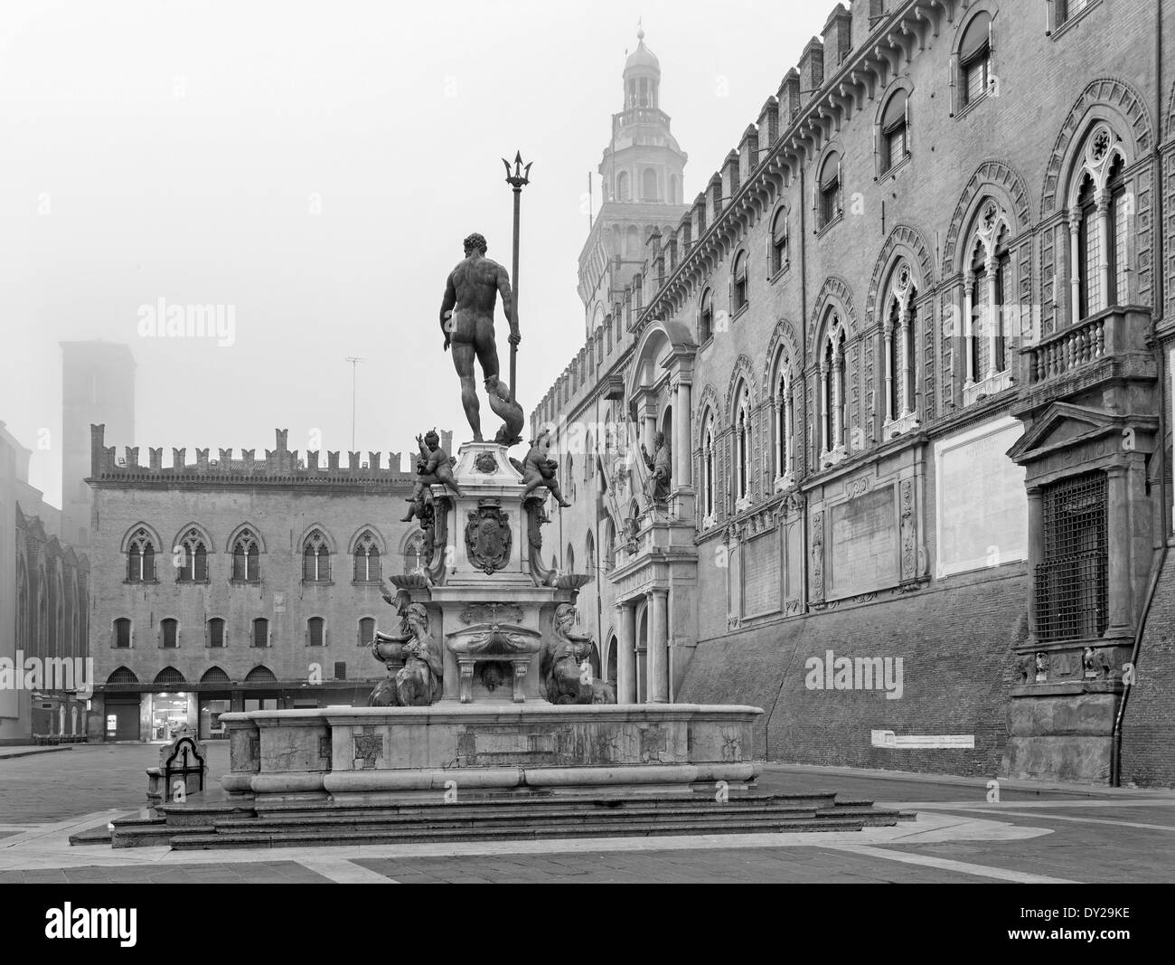 Bologna - Fontana di Nettuno oder Neptunbrunnen auf der Piazza Maggiore Square und Palazzo Comunale Kauz Morgen Stockfoto
