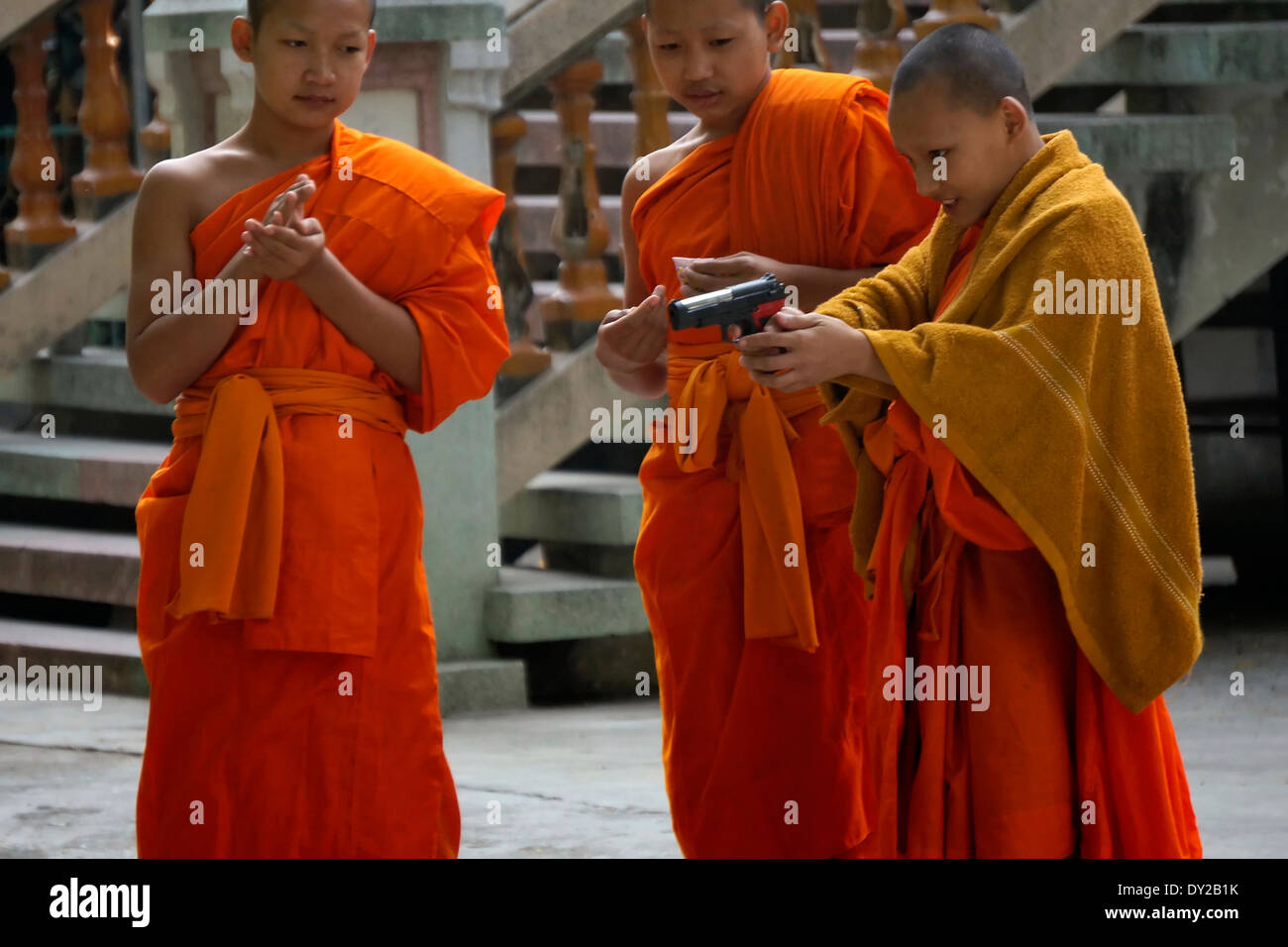 Junge Mönche üben Pistole schließen Stockfoto