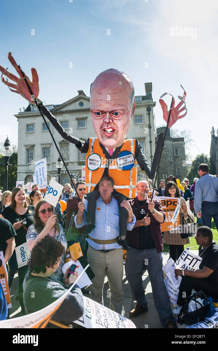 Ein großes Bildnis von Chris Grayling an einer Demonstration gegen die Privatisierung der Bewährungshilfe Dienstleistung. Stockfoto
