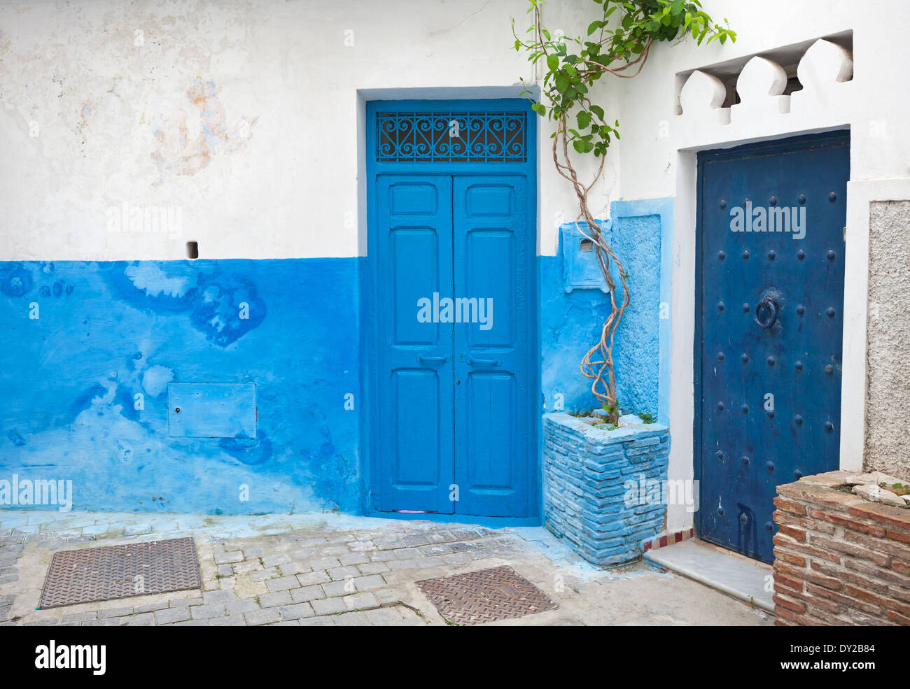 Blauen Türen und weiße Wände. Alte Medina, historischen Teil der Stadt Tanger, Marokko Stockfoto