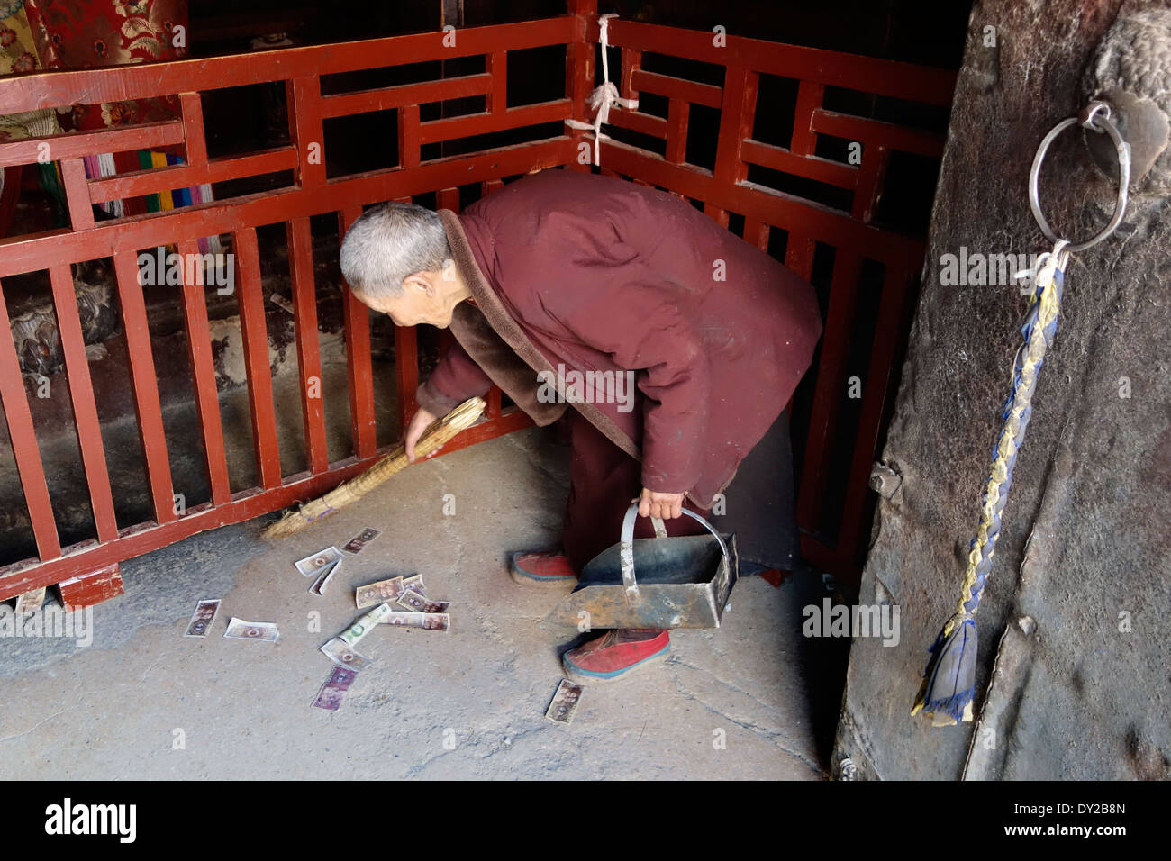 Mönch in Tibet sammeln Spenden, Candid Straßenfotografie, Leben der buddhistischen Hingabe, Geld im Kloster Stockfoto