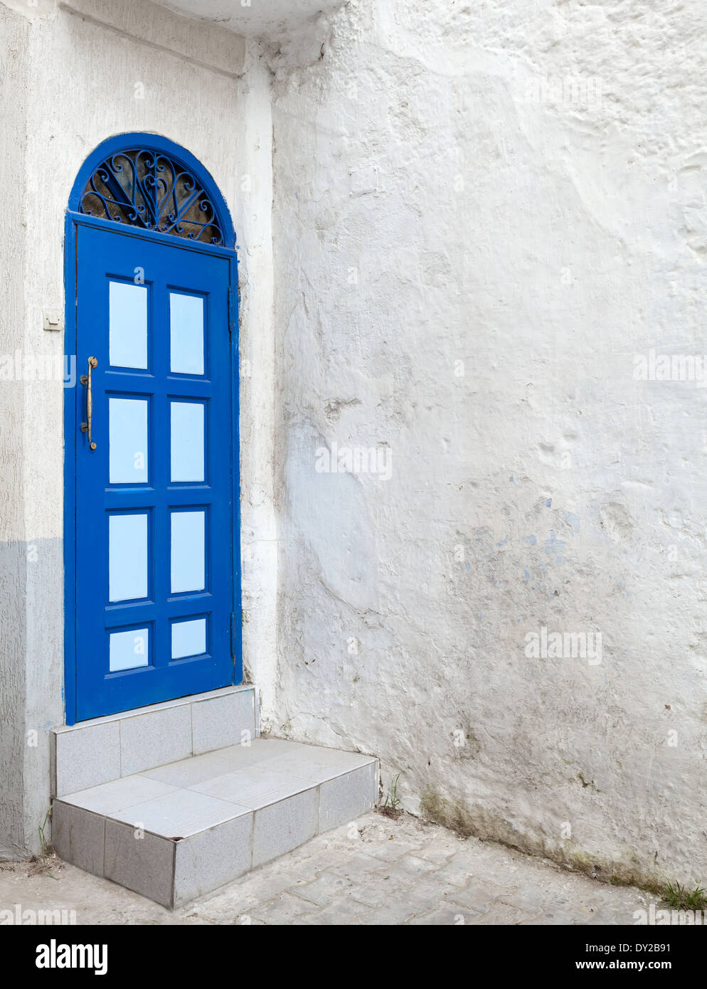 Blaue Tür und weiße Wände. Alte Medina, historischen Teil der Stadt Tanger, Marokko Stockfoto