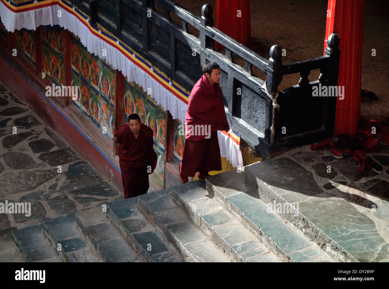 Zwei Mönche auf Treppe im Kloster, Candid Straßenfotografie, Leben der buddhistischen Hingabe Stockfoto