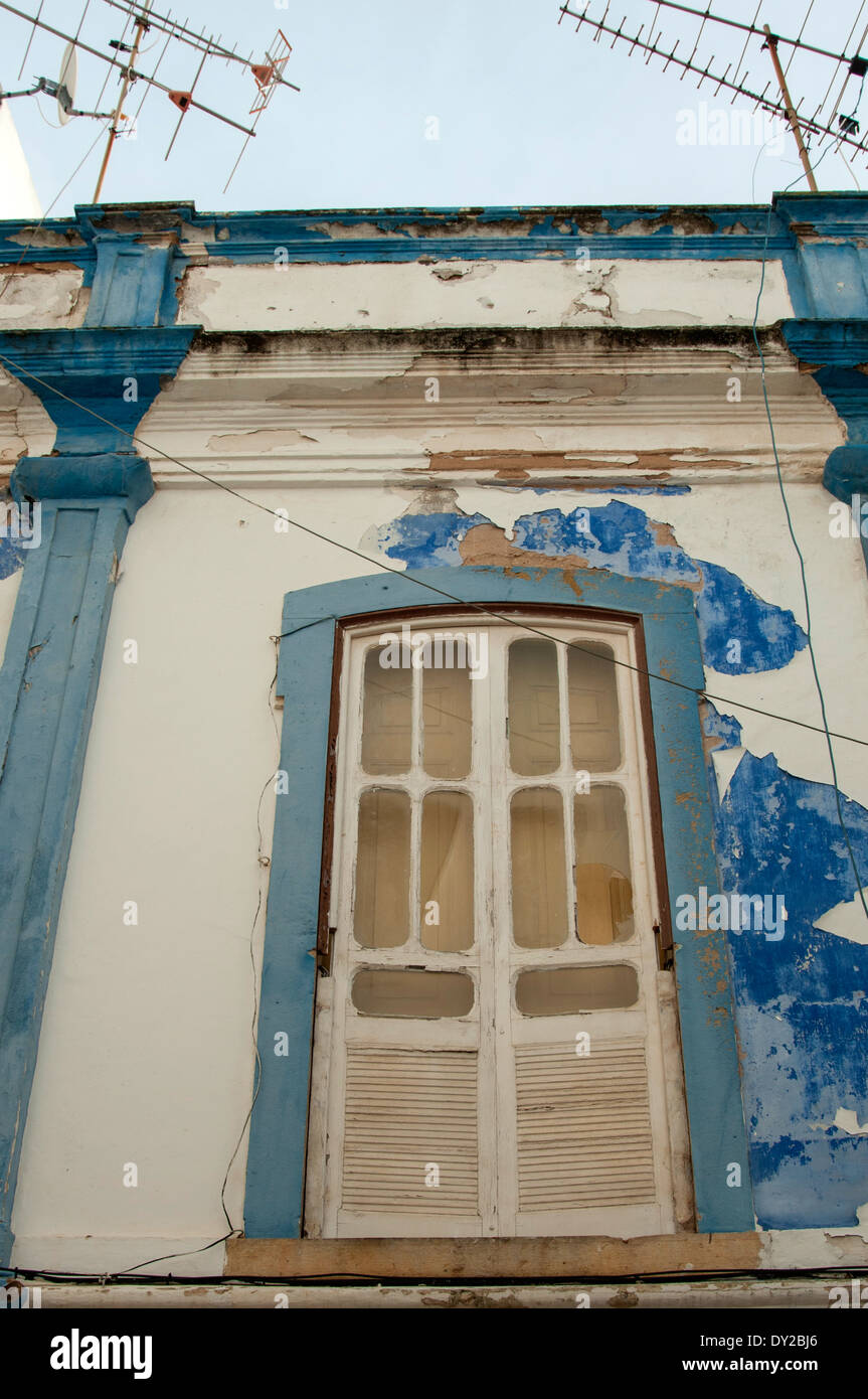 alten zerbrochenes Fenster in einem Peeling verputzte Wand Stockfoto