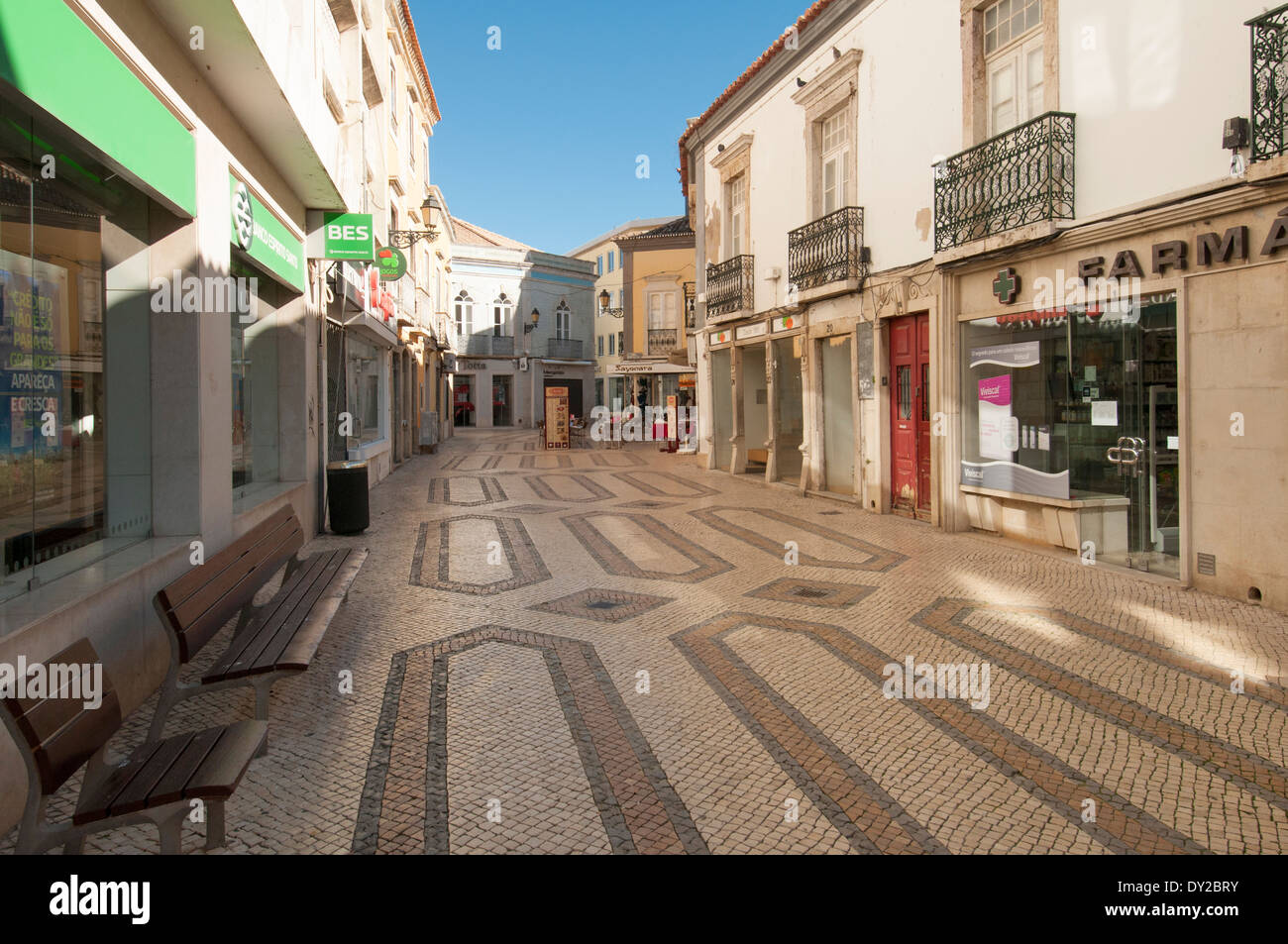 Traditionelle Mosaik gefliesten Straße in der Altstadt von Faro, Portugal Stockfoto