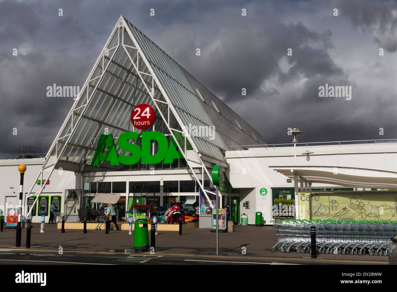 ASDA Supermarkt mit dunklen Wolken Doncaster Yorkshire UK Stockfoto