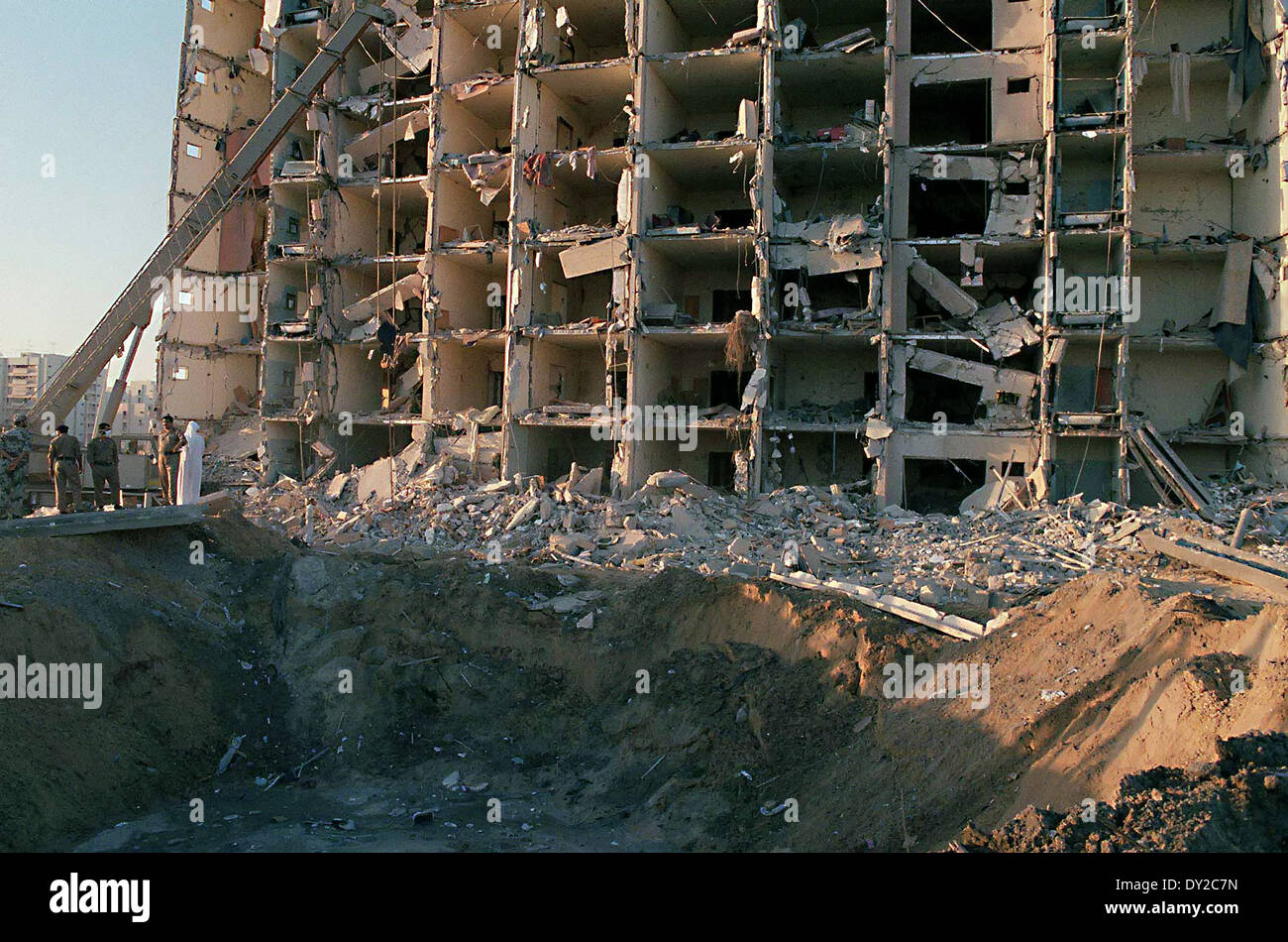 USA und Saudi Militärpersonal Erhebung der Schäden an Khobar Towers nach einer terroristischen Explosion außerhalb der nördlichen Zaun von König Abdul Aziz Air Base 26. Juni 1996 in Dhahran, Saudi-Arabien. Mindestens 19 Menschen sind tot und über 200 wurden verletzt. für Verletzungen behandelt und freigegeben wurden. Die Anlage beherbergt US-Militärangehörige und dient als Hauptquartier für die US Air Force 4404th Flügel (provisorisch), Südwest-Asien. Stockfoto