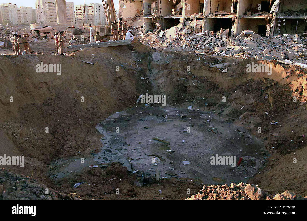 USA und Saudi Militärs sehen einen riesigen Krater in den Khobar Towers nach einer terroristischen Explosion außerhalb der nördlichen Zaun von König Abdul Aziz Air Base 26. Juni 1996 in Dhahran, Saudi-Arabien. Mindestens 19 Menschen sind tot und über 200 wurden verletzt. für Verletzungen behandelt und freigegeben wurden. Die Anlage beherbergt US-Militärangehörige und dient als Hauptquartier für die US Air Force 4404th Flügel (provisorisch), Südwest-Asien. Stockfoto