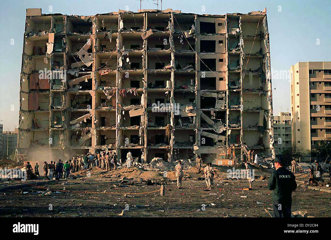 USA und Saudi Militärpersonal Erhebung der Schäden an Khobar Towers nach einer terroristischen Explosion außerhalb der nördlichen Zaun von König Abdul Aziz Air Base 26. Juni 1996 in Dhahran, Saudi-Arabien. Mindestens 19 Menschen sind tot und über 200 wurden verletzt. für Verletzungen behandelt und freigegeben wurden. Die Anlage beherbergt US-Militärangehörige und dient als Hauptquartier für die US Air Force 4404th Flügel (provisorisch), Südwest-Asien. Stockfoto