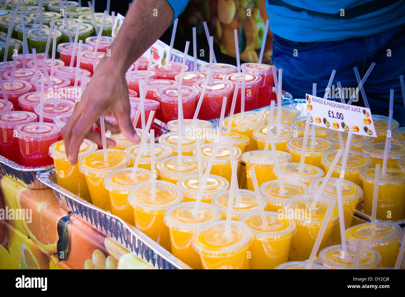 Stall verkaufen frisch gepresste Säfte, Milchshakes und Smoothies in Brick Lane Market, London, England, GB, UK. Stockfoto