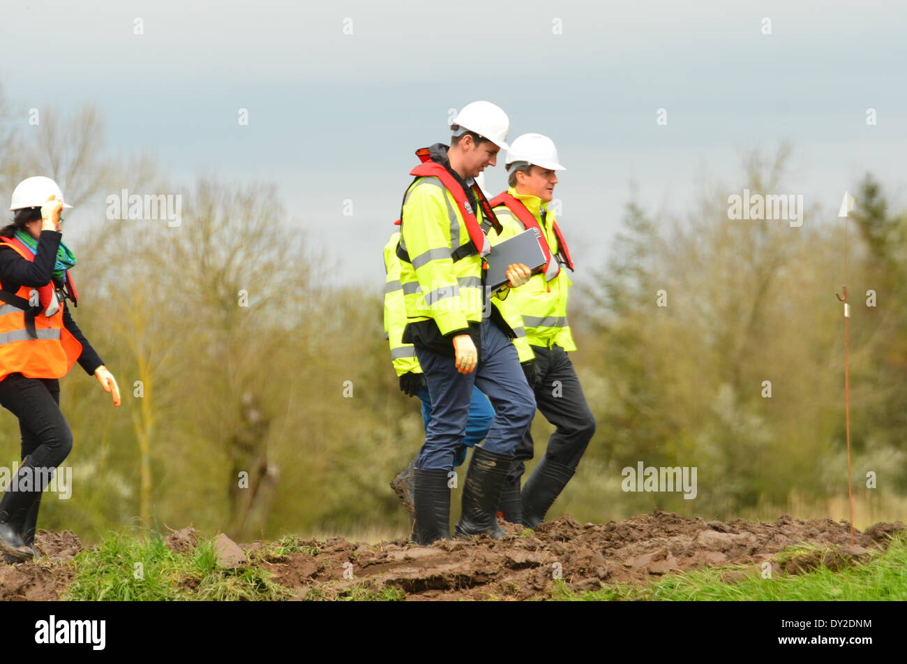 Burrowbridge, Somerset, UK. 4. April 2014. Premierminister David Cameron auf die Baggerarbeiten Website, die dazu beiträgt, um Fluß Parrett bei Burrowbridge im Vereinigten Königreich zu löschen. Bildnachweis: Robert Timoney/Alamy Live-Nachrichten Stockfoto