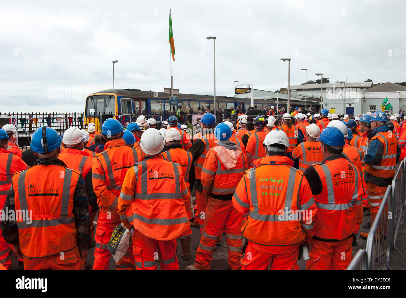 Dawlish, Devon, UK. 4. April 2014. Die "Orange-Armee" von Ingenieuren. Die Riviera Linie Eisenbahnverbindung Exeter, öffnet Plymouth und Penzance zwei Wochen früher als geplant und zwei Monate nach einer Ufermauer verletzt wurde und eine Strecke der Linie wurde schwer beschädigt in Dawlish am 4. Februar 2014 durch große Wellen und Stürme, die viel von der britischen Küste am 4. Februar 2014 getroffen. Bildnachweis: Graham M. Lawrence/Alamy Live-Nachrichten. Stockfoto