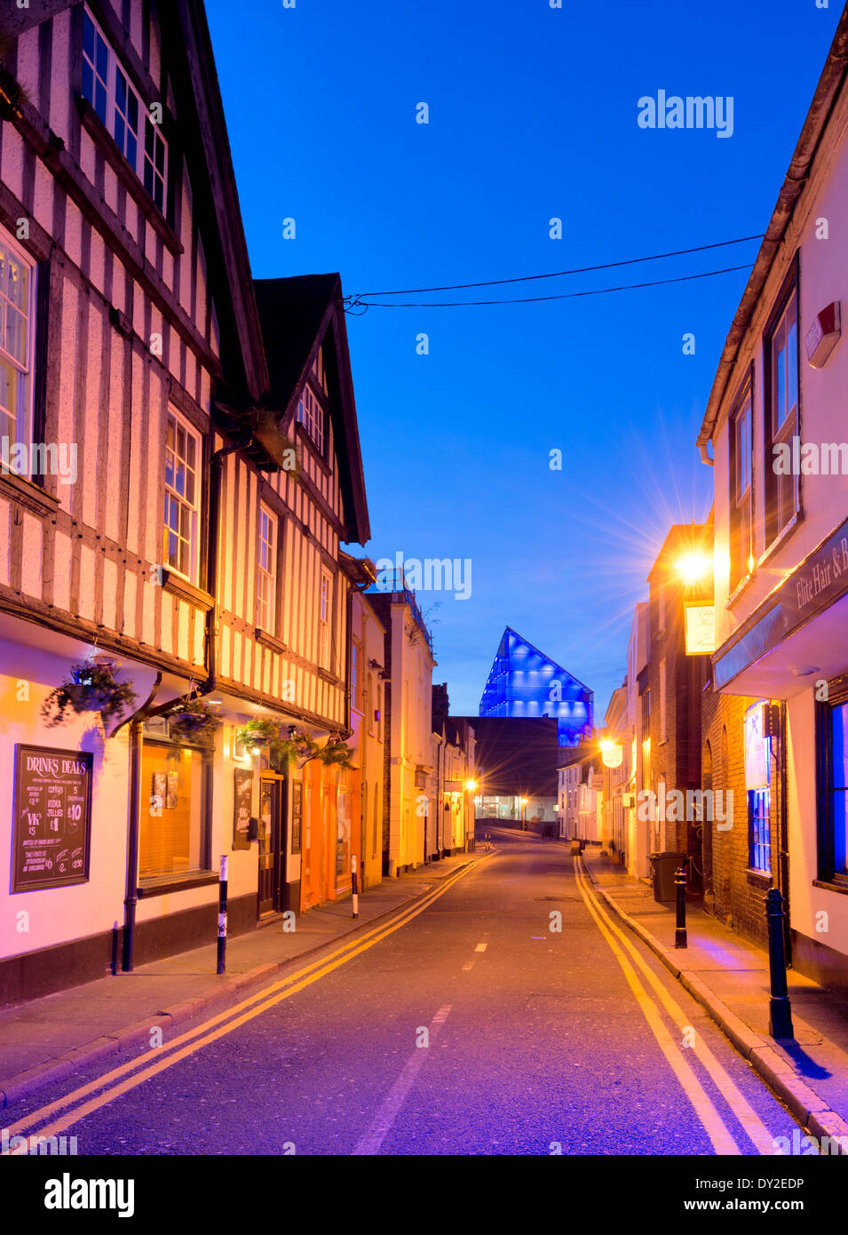 Der Blick auf das Marlowe Theater in der Dämmerung; von der Spitze des Orange Street, Canterbury in Kent. Stockfoto