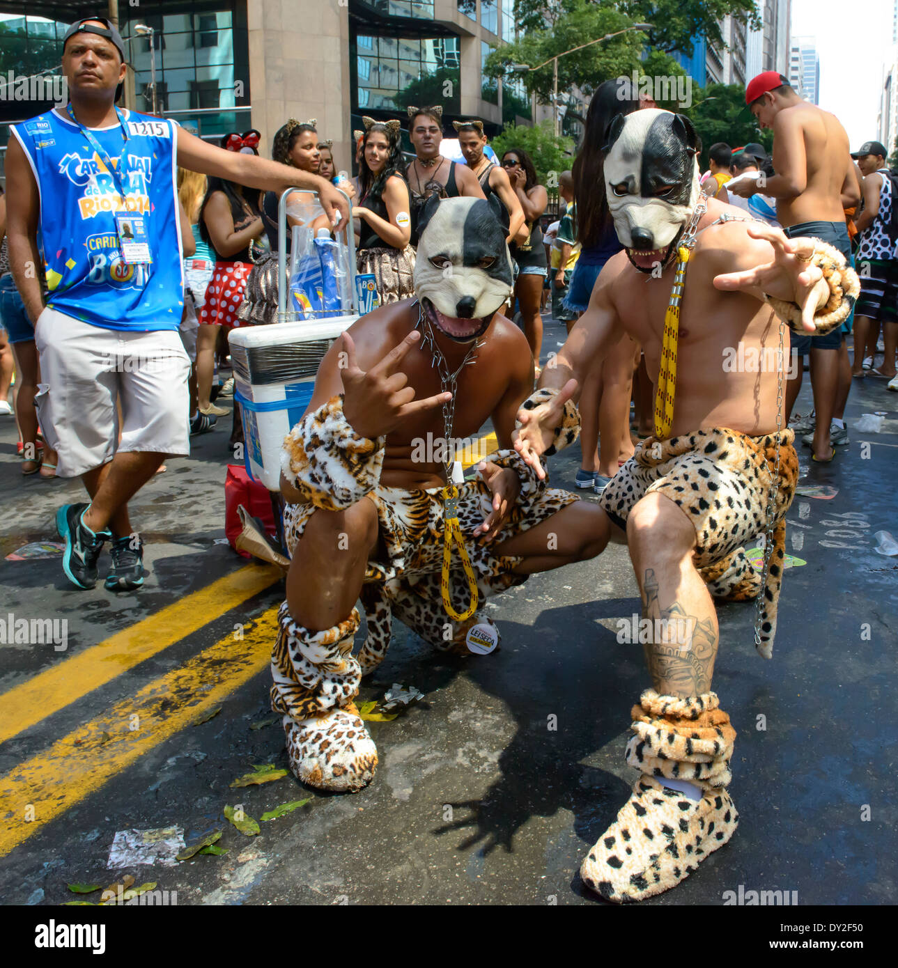 Zwei Männer gekleidet in Leopard Kostüme mit Hund Masken und Leinen runden ihre Hälse posiert auf Straßenfest, Rio Karneval 2014 Stockfoto