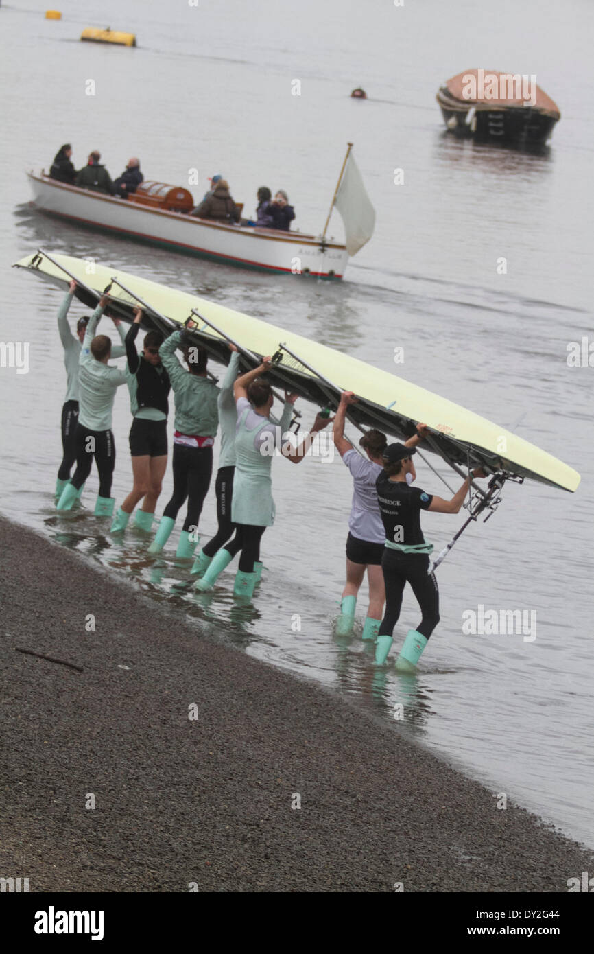 Putney, London, UK. 4. April 2014. Mitglieder der Universität Cambridge boat Club Praxis auf der Themse in Vorbereitung der 160. BNY Mellon University Boat Race am Sonntag, den 6. April. Die jährliche Universitätsregatta findet statt zwischen den Besatzungen von Cambridge (Goldie) und Oxford (Blues) Form Putney Mortlake Credit: Amer Ghazzal/Alamy Live-Nachrichten Stockfoto