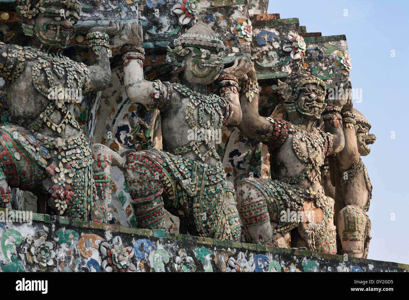 Bangkok, Thailand, Südostasien. Wat Arun, Nahaufnahme von Wächter-Statuen auf Basis des chedi Stockfoto