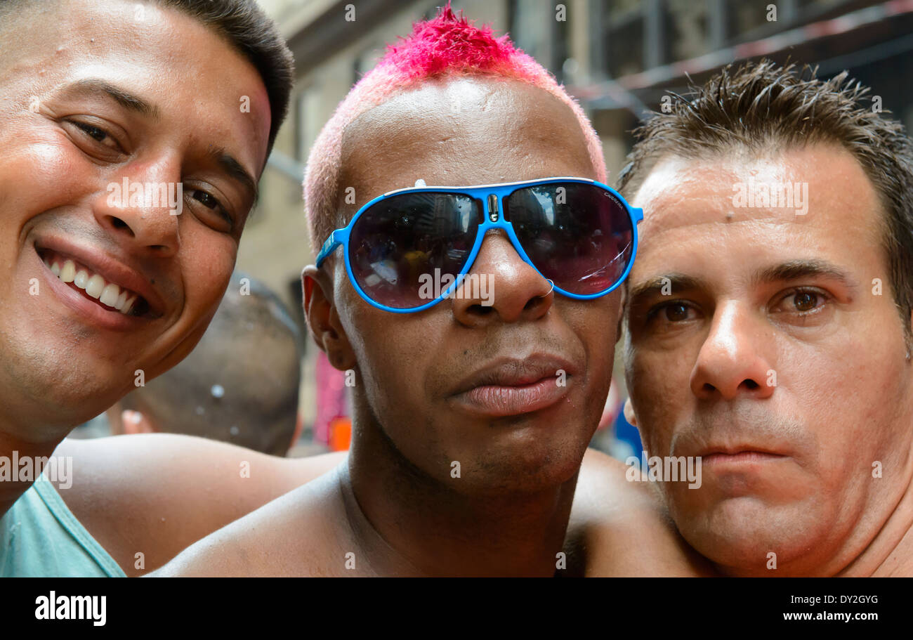 Gesichter von Brasilien, Nahaufnahme von drei Männern, Straßenfest, Rio, Brasilien, Karneval Stockfoto