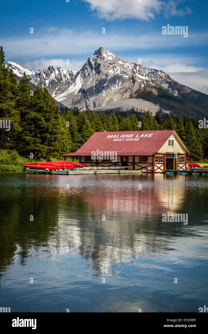 Reflexionen von das Bootshaus am Maligne Lake, Jasper Nationalpark, Alberta, Kanada. Stockfoto