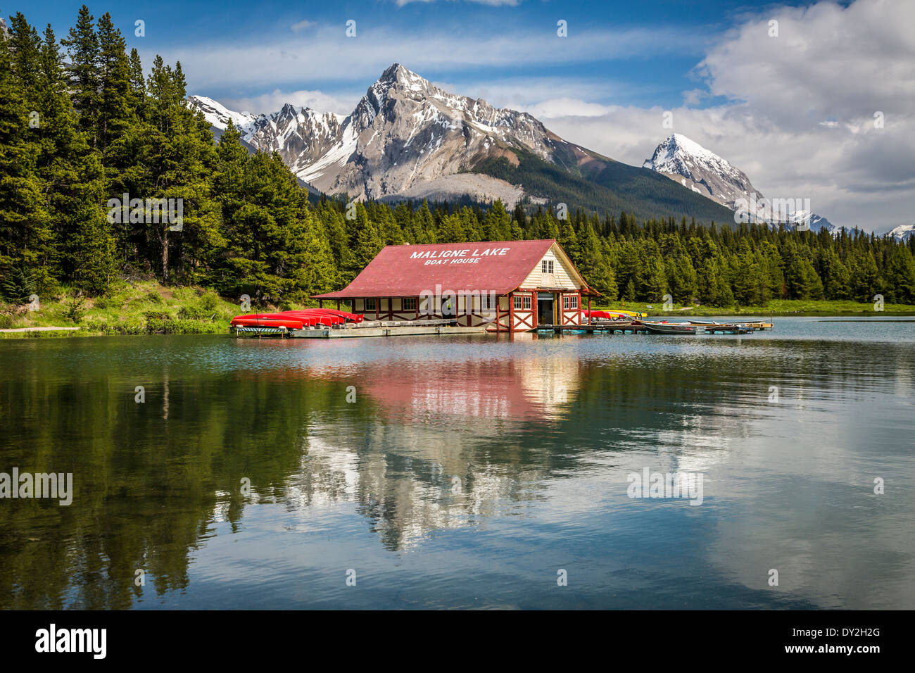 Reflexionen von das Bootshaus am Maligne Lake, Jasper Nationalpark, Alberta, Kanada. Stockfoto