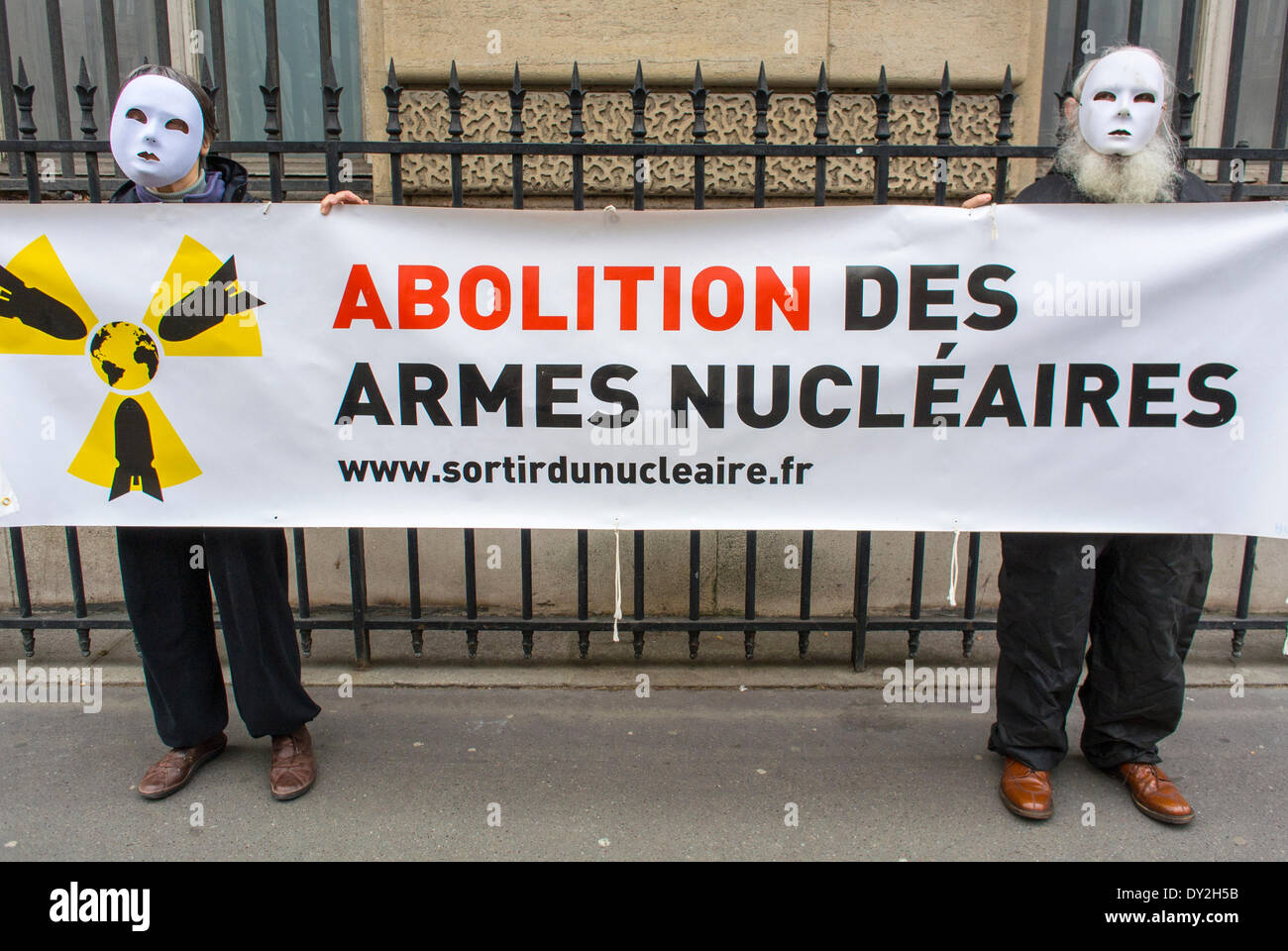 Paris, Frankreich, örtliche Anti-Nuclear-Organisation, die gegen Kernwaffen protestiert, Demonstranten halten Protestbanner in französischer Sprache: "Atomwaffen abschaffen" ("sortir-du-Nucleare »"), Stockfoto