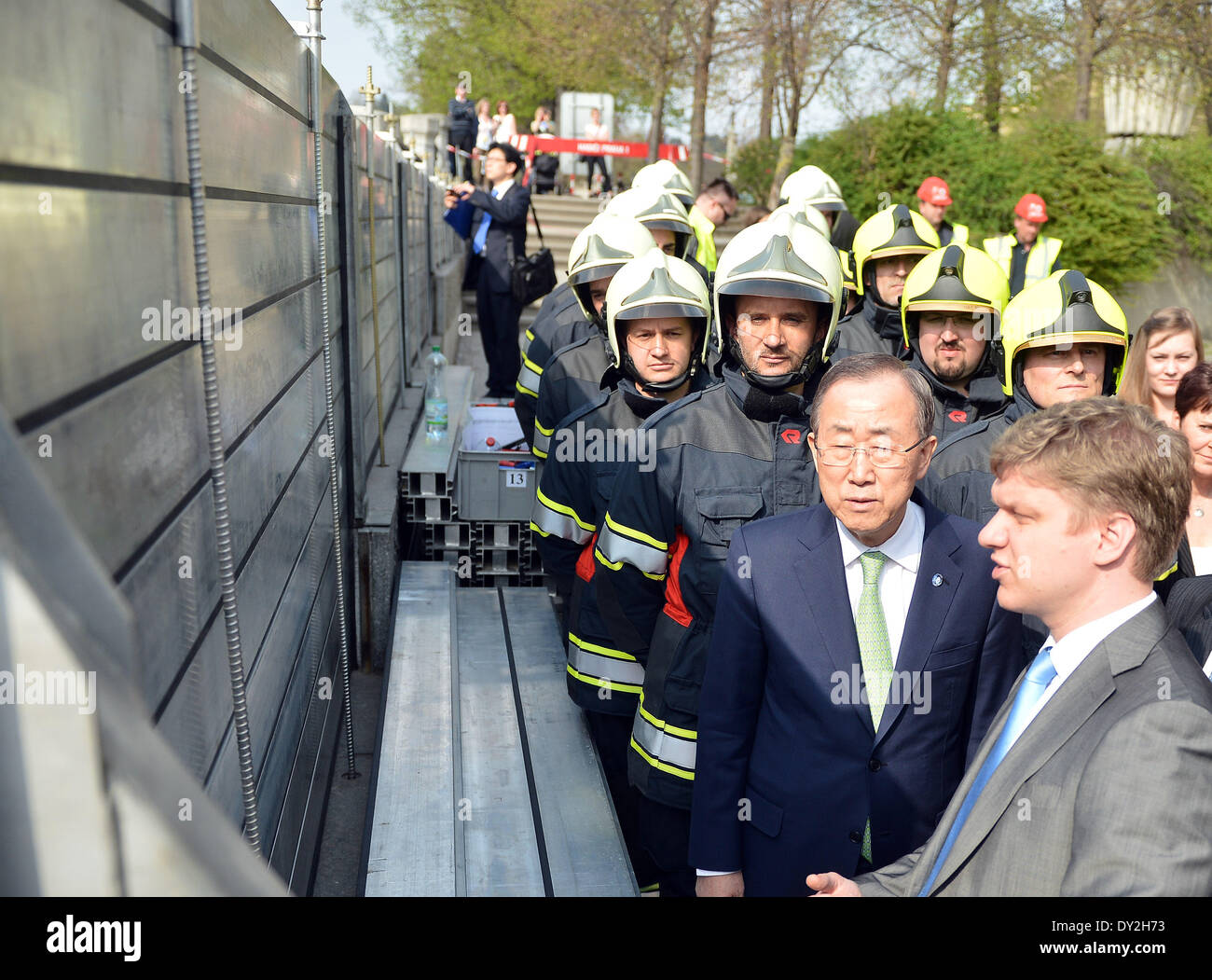 Prag, Tschechische Republik. 4. April 2014. United Nations Secretary General Ban Ki-Moon wird bei seinem Besuch in der Tschechischen Republik mit Bürgermeister von Prag Tomas Hudecek beobachten Anti-Überschwemmungen Barrieren am 4. April 2014 in Prag, Tschechien gesehen. (CTK Foto/Katerina Sulova/Alamy Live News) Stockfoto