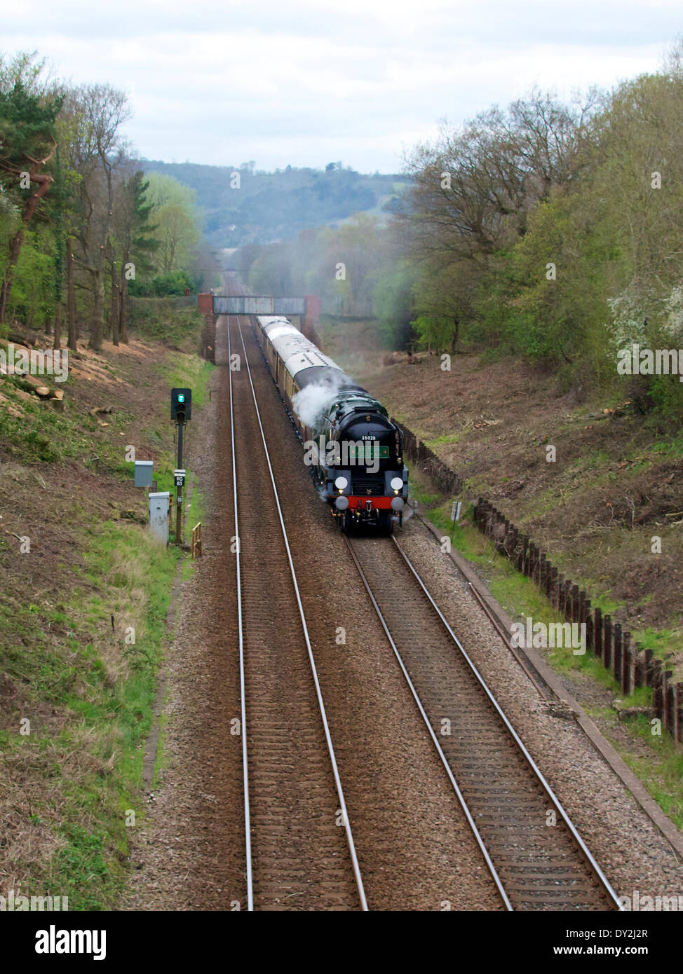 Reigate, Surrey. Freitag, 4. April 2014. Der VS Orient Express Steam Locomotive BR (S) Handelsmarine Clan Line Klasse 4-6-2 Nr. 35028 "Mittagessen Ausflug" Rast durch die Surrey Hills in Surrey, 1504hrs Freitag 4. April auf dem Weg nach London Victoria. Credit: Foto von Lindsay Constable / Alamy Live News Stockfoto