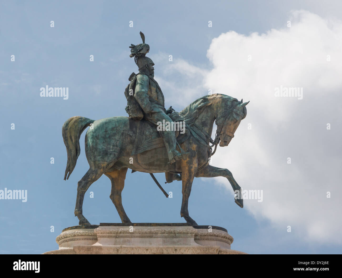 Das Denkmal für Viktor-Emmanuel II. In Rom, Italien, ist ein massives Nationaldenkmal, das dem ersten König des Vereinigten Italien gewidmet ist. Das Gebäude wurde 1925 fertiggestellt und umfasst eine große Marmorfassade, Statuen und eine Reiterstatue von Victor Emmanuel. Es befindet sich auf der Piazza Venezia und ist ein prominentes historisches Wahrzeichen, das die italienische Einheit und Monarchie repräsentiert. Stockfoto