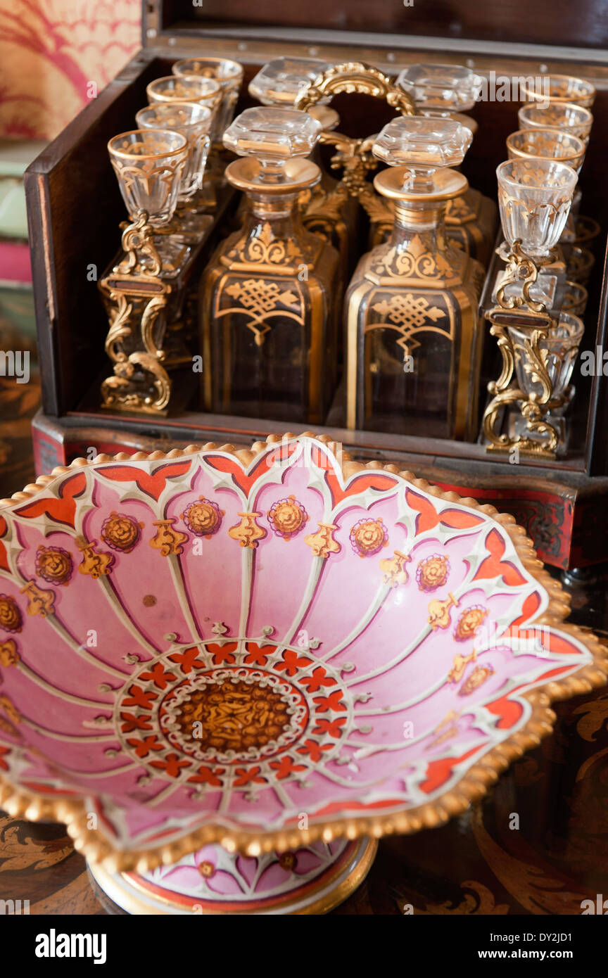 Eine rosa gemusterte Porzellan comport / Bon-Bon Schale vor eine Reihe von vergoldeten Glaswaren Stockfoto