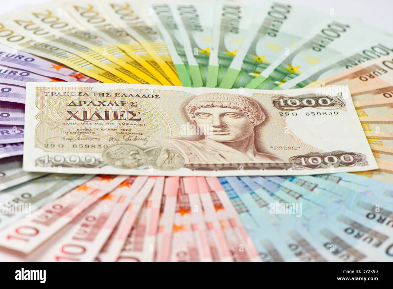 alte griechische Drachme und Euro Bargeld Banknoten. Euro-Krise-Konzept Stockfoto