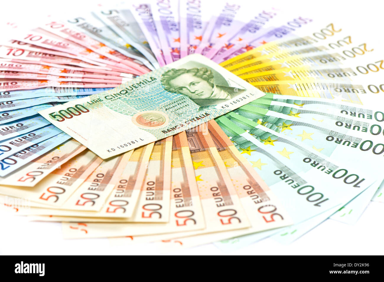 alte italienische Lire (keine vorhandene Geld) über Eurobanknoten. Euro-Krise-Konzept Stockfoto