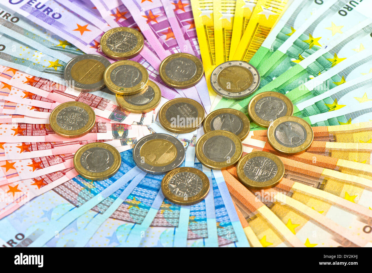 Euro-Münzen und Banknoten. Europäische Währung. Geld-Hintergrund Stockfoto