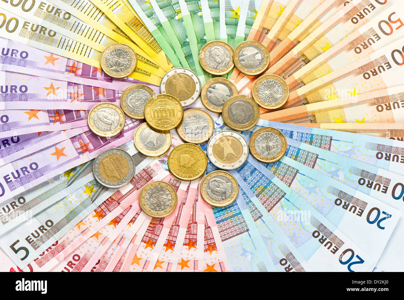 Nahaufnahme von Euro-Münzen und Banknoten. Geld-Hintergrund Stockfoto