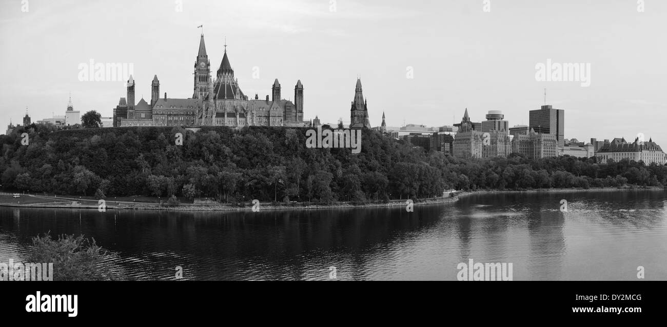 Ottawa Stadtbild Panorama über Fluss in schwarz / weiß Stockfoto