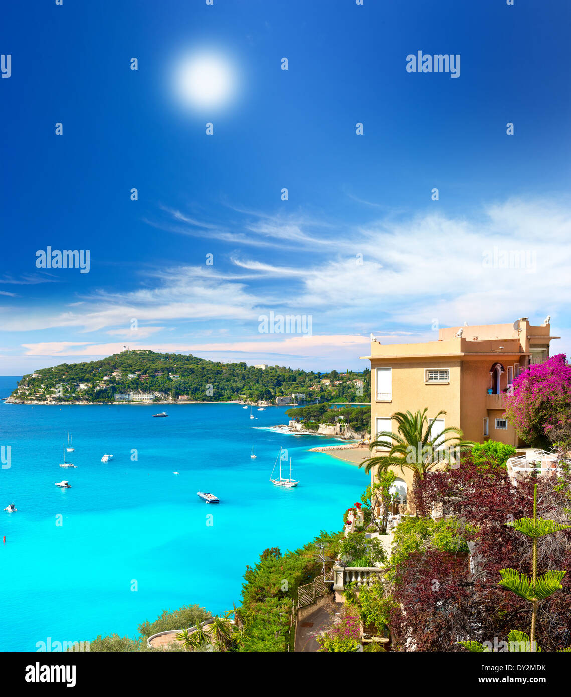 wunderschöne mediterrane Landschaft, Blick auf Luxus-Resort und Bucht, Côte d ' Azur, Frankreich, in der Nähe von Nizza und Monaco Stockfoto