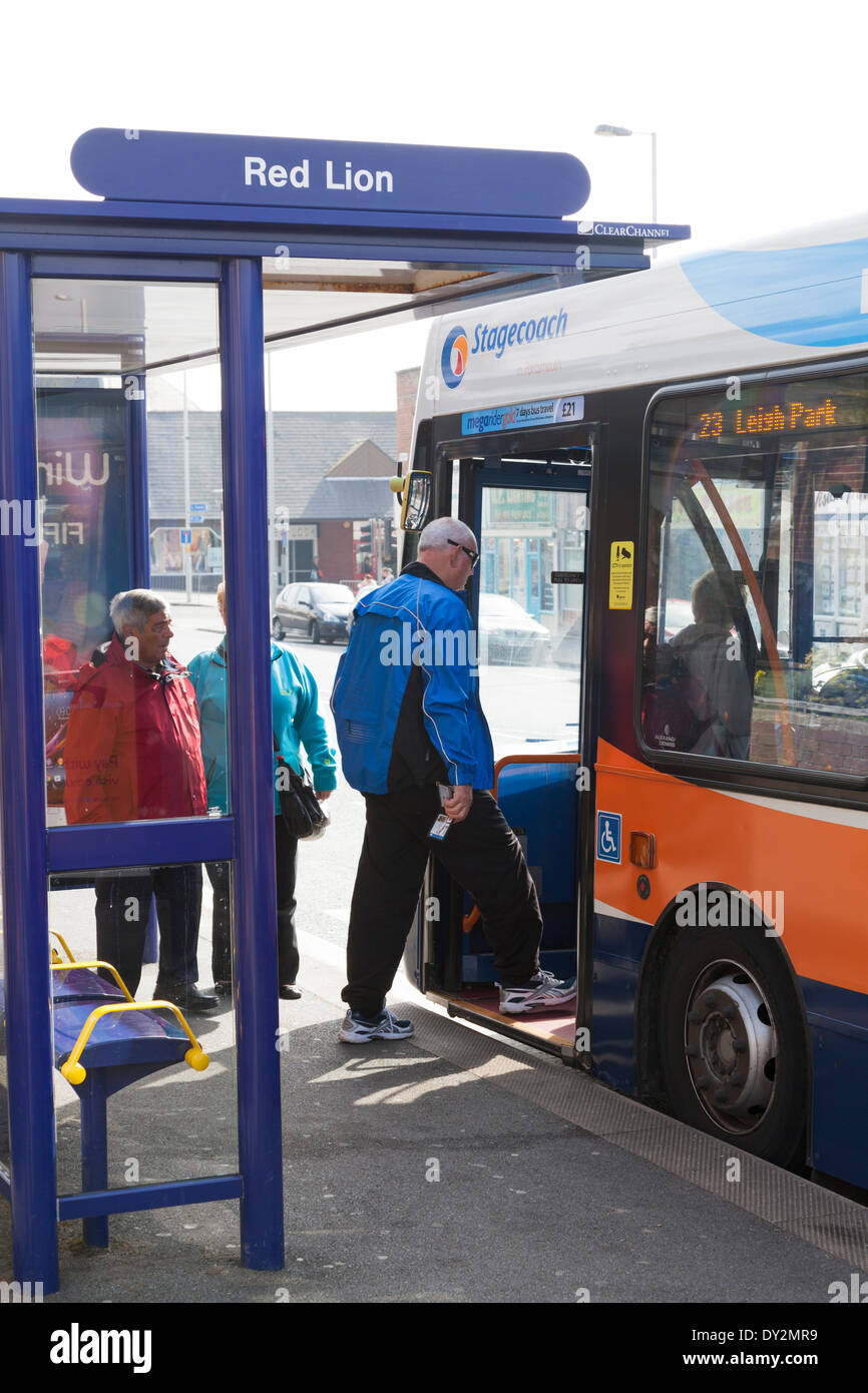 Fluggästen einzelne Doppeldecker-Bus an der Bushaltestelle. Stockfoto