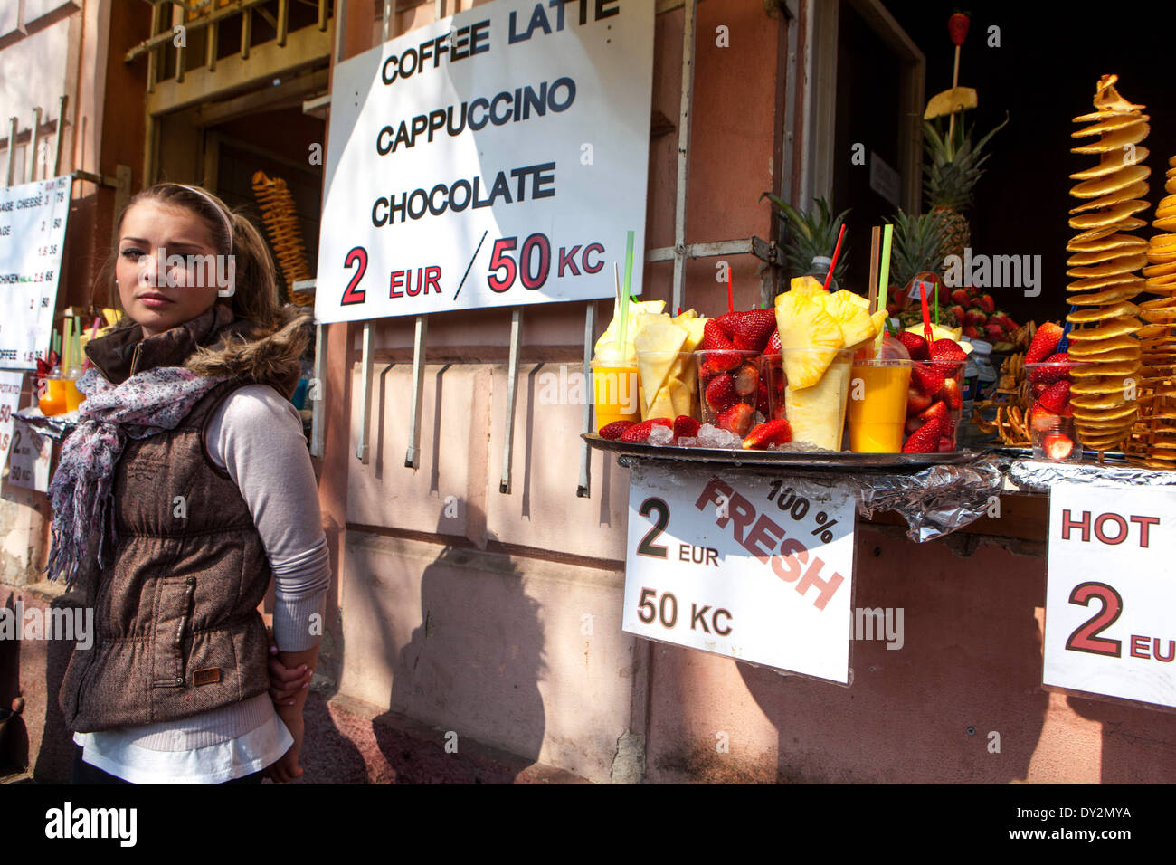 Die Verkäuferin, die Fast-Food-Imbiss Lebensmittel Straße Prag Tschechische Republik Stockfoto