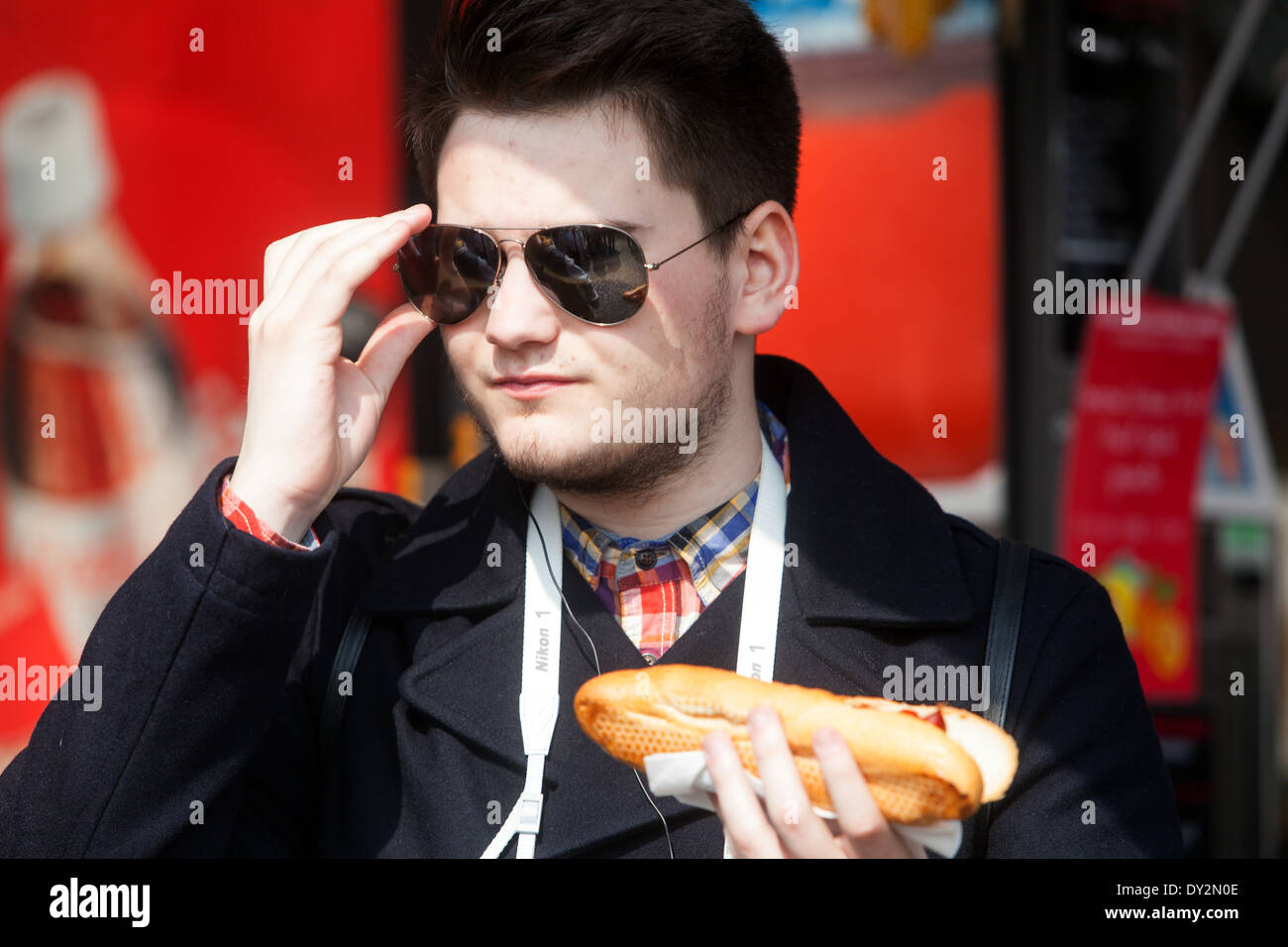 Ein Tourist mit einem Hot Dog von Fast Food, Altstadt, Prag, Tschechische Republik Stockfoto