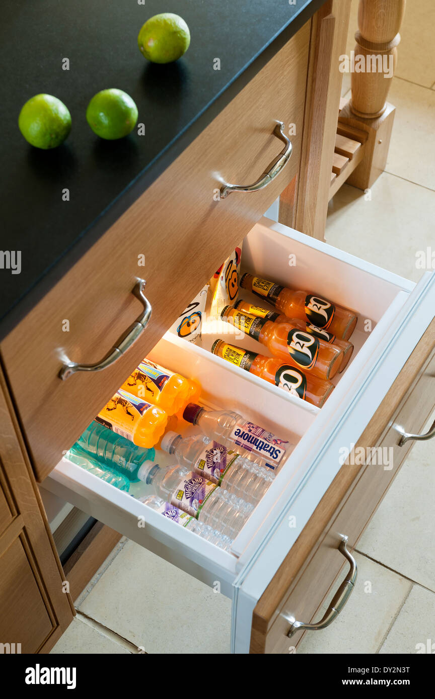 In Flaschen abgefülltes Wasser und Fruchtsaft in Kühlschrank ausziehbaren Schublade Stockfoto