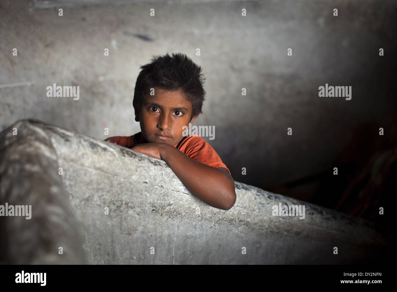 Dhaka, Bangladesch. 4. April 2014. SHOHAG arbeitet bei einer manuellen Seifenfabrik in Dhaka, Bangladesch. Kinderarbeit ist kein neues Thema in Bangladesch. Armut führt hier viele Familien ihre Kinder zu arbeiten, oft in gefährlichen und verschmutzten Umgebungen wie Mülldeponien, Baustellen, Ziegelherstellung Felder oder verarbeitenden Fabriken schicken. Nach Angaben von UNICEF lange Arbeitszeiten und schlechten Arbeitsbedingungen nicht nur verhindern, dass Kinder zur Schule, sondern auch erheblich beeinträchtigen können, ihre körperliche und geistige Gesundheit. Fabrikanten bevorzugen, Kinder zu beschäftigen, da sie sie weniger und Abl bezahlen könnte Stockfoto