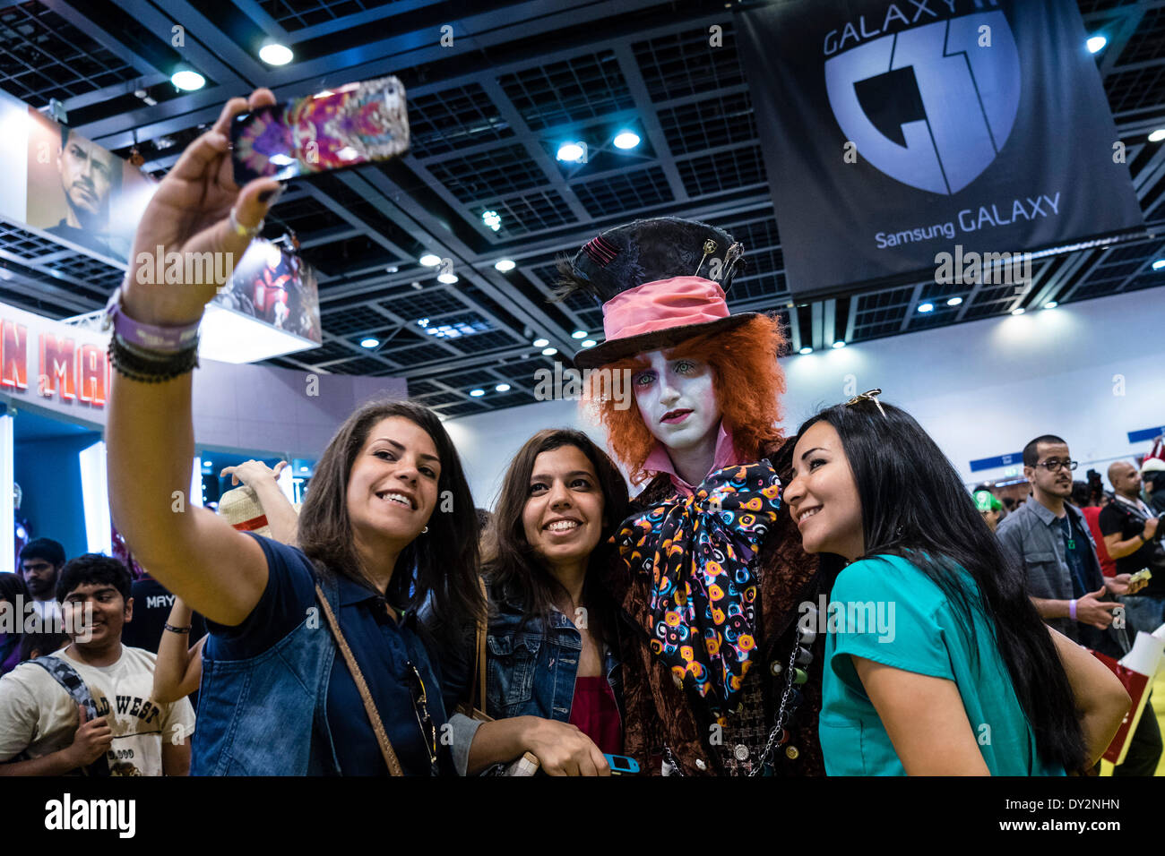Dubai, Vereinigte Arabische Emirate. 4. April 2014.  Fans mit Willy Wonka am 2014 Nahost Film und Comic-Con am World Trade Center in Dubai-Vereinigte Arabische Emirate-Credit: Iain Masterton/Alamy Live-Nachrichten Stockfoto