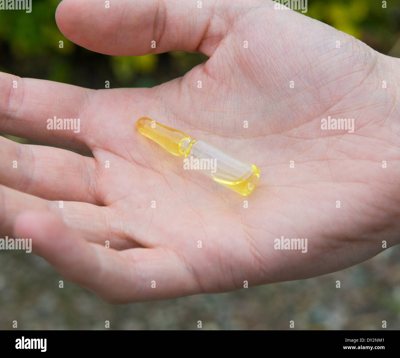 Eine Hand hält eine Stink Bombe Stockfoto